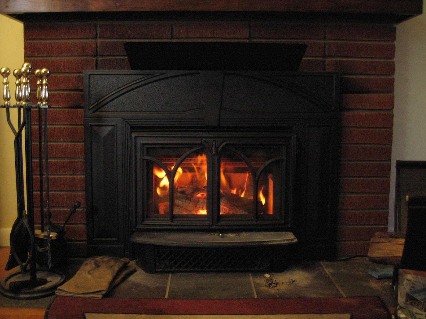 Jotul 450 Kenebeck wood stove insert with fire burning